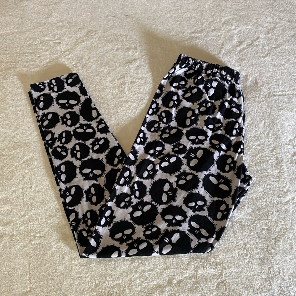 Black and white skull leggings